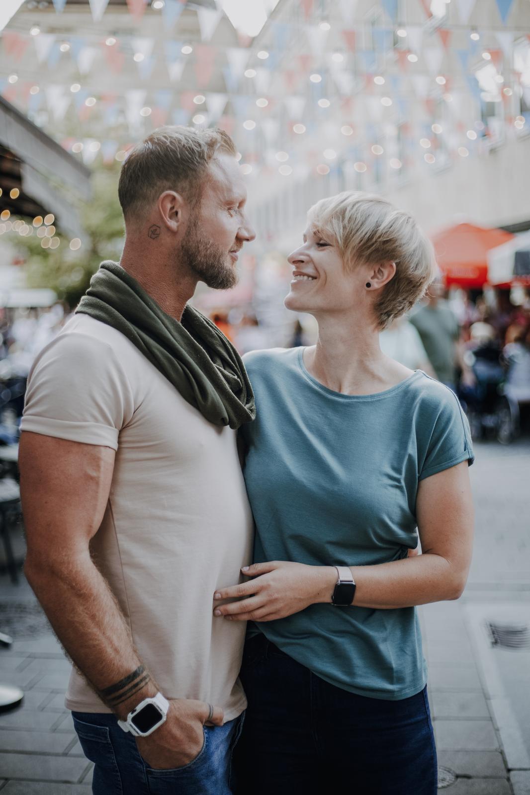 Roland und Katharina schauen sich lächelnd an – Originalfoto